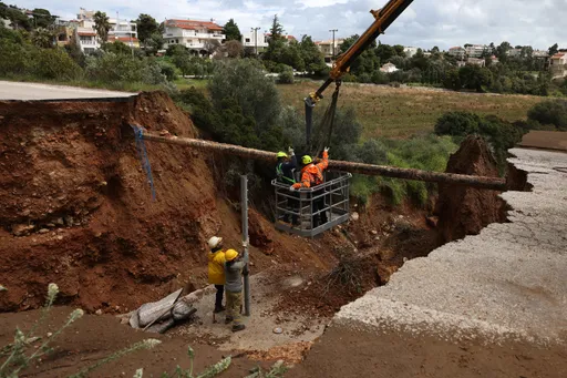 Rreshje të dendura në Greqi, një person humb jetën