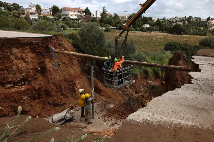 Rreshje të dendura në Greqi, një person humb jetën
