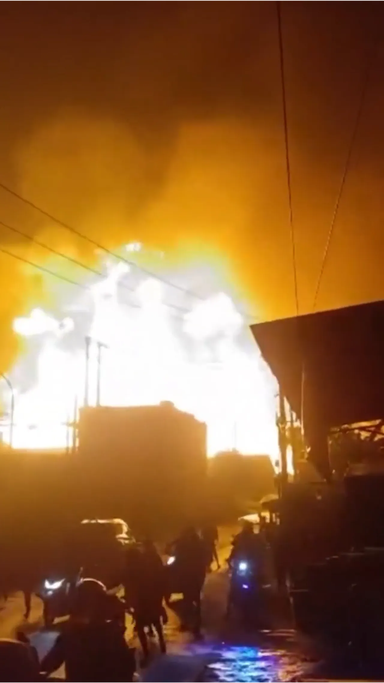 Kebakaran besar dipicu oleh ledakan gudang LPG di Bekasi, Indonesia
