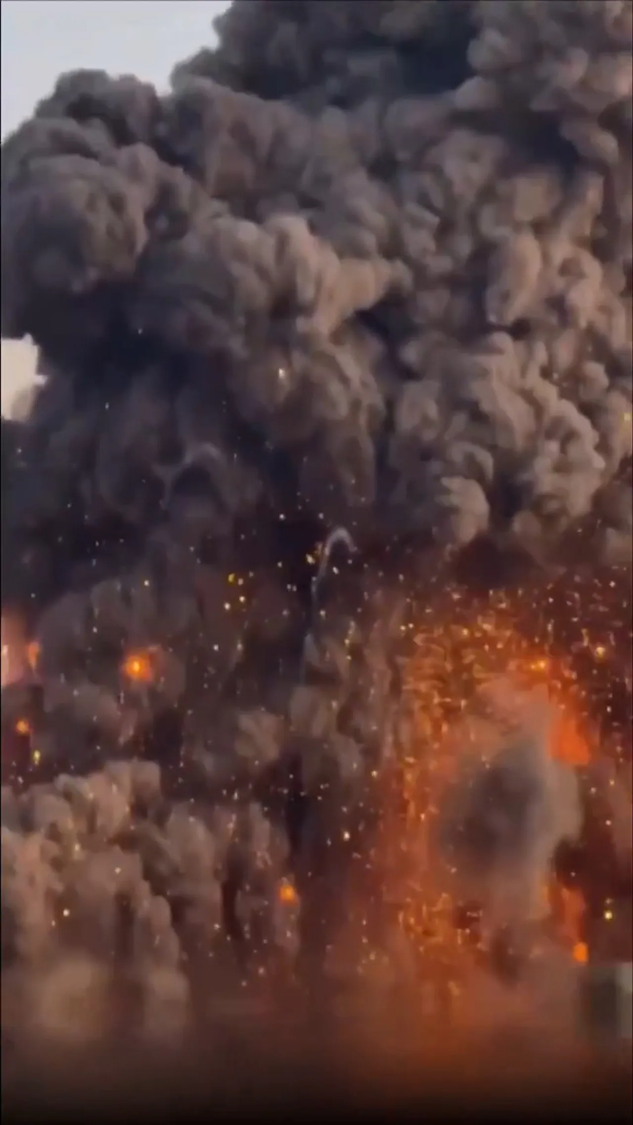 Kebakaran besar usai AS-Israel menyerang pangkalan rudal Iran di Isfahan