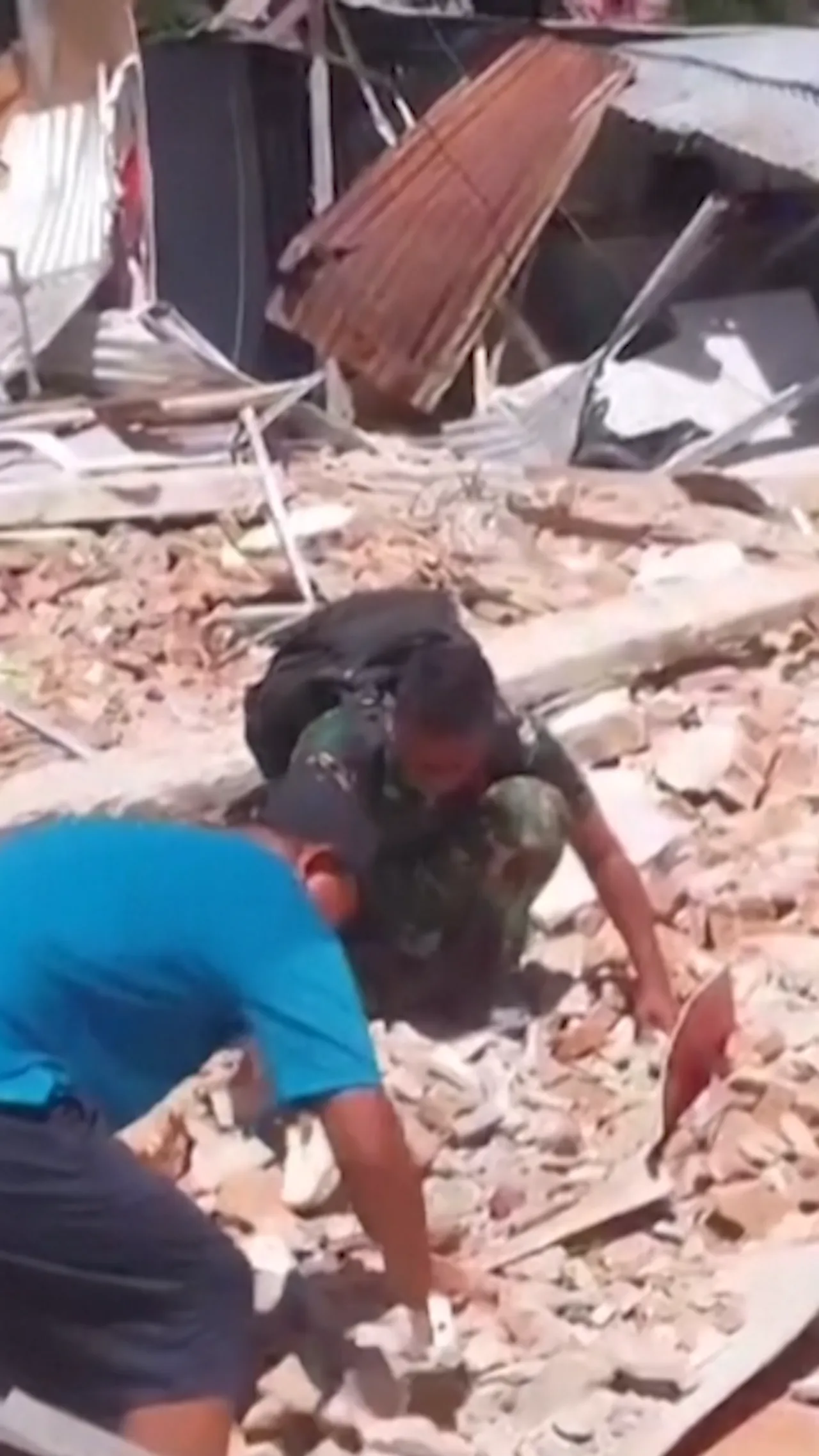 Puluhan bangunan hancur akibat gempaberkekuatan M7,6 yang guncang Manado