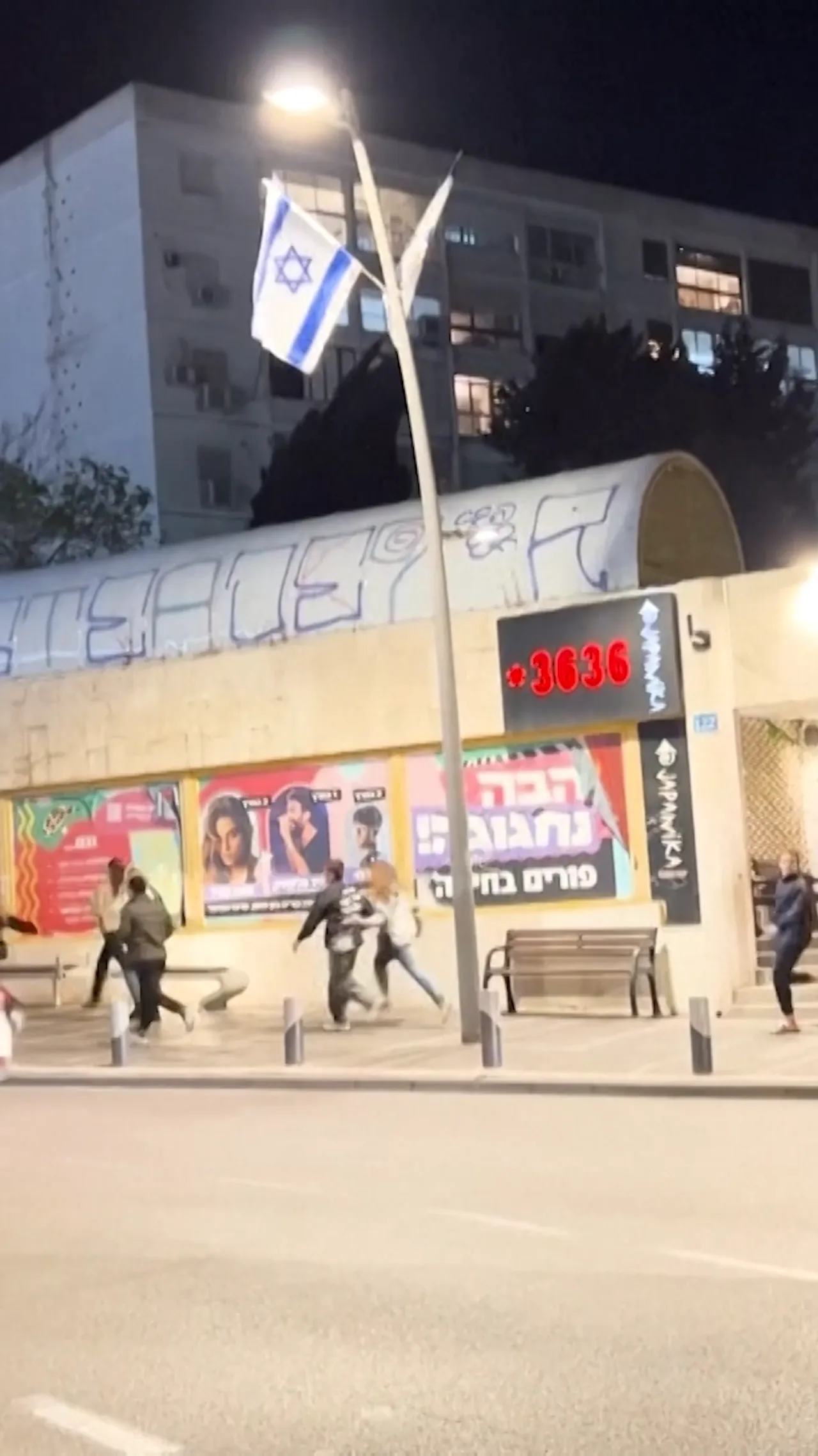 Warga Israel berlari ke tempat perlindungan setelah mendengar suara sirine di Haifa