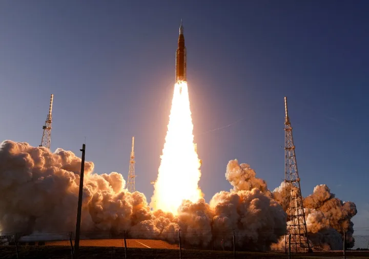 НАСА ја лансираше Артемис II- четворица астронаути заминаа на мисија околу Месечината