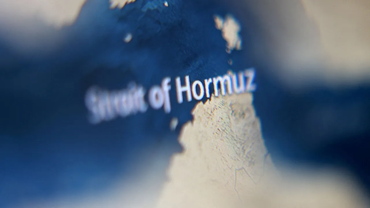 حمله هوایی مشترک آمریکا و اسرائیل به دو اسکله در تنگه هرمز