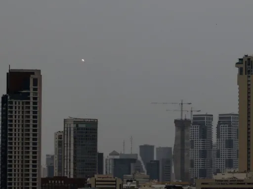 Irão lança vagas de mísseis contra Israel após Trump dizer que as suas capacidades foram “limitadas”