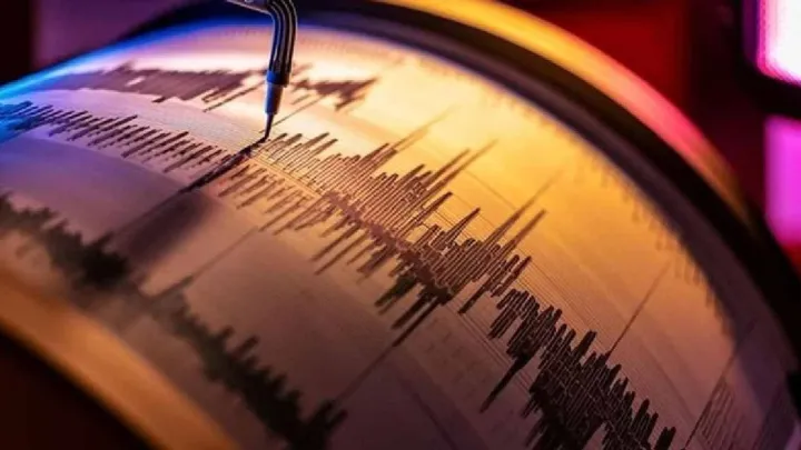 Alerta de tsunami emitido após terramo de magnitude 7.8 atingir o Mar de Molucas, perto da Indonésia