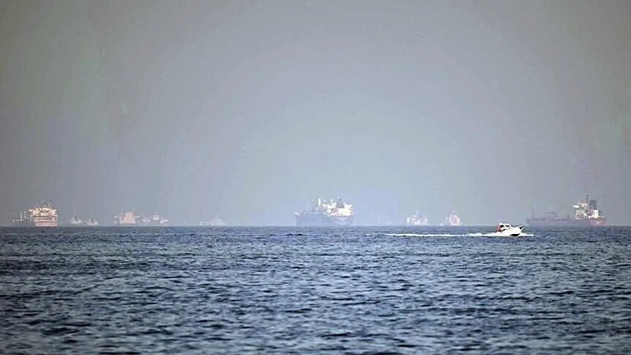 Anija franceze goditet nga "të shtëna paralajmëruese" në Ngushticën e Hormuzit