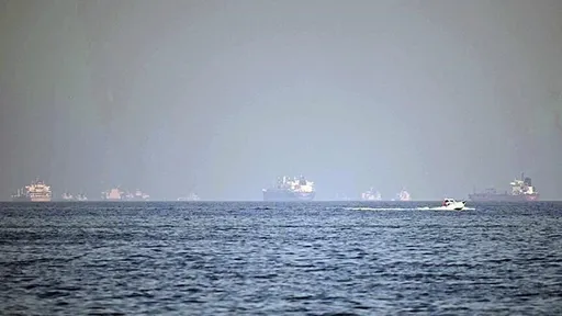 Anija franceze goditet nga "të shtëna paralajmëruese" në Ngushticën e Hormuzit