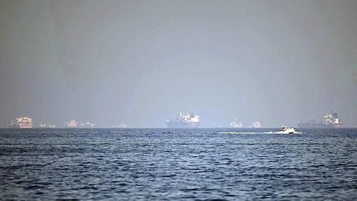 Anija franceze goditet nga "të shtëna paralajmëruese" në Ngushticën e Hormuzit