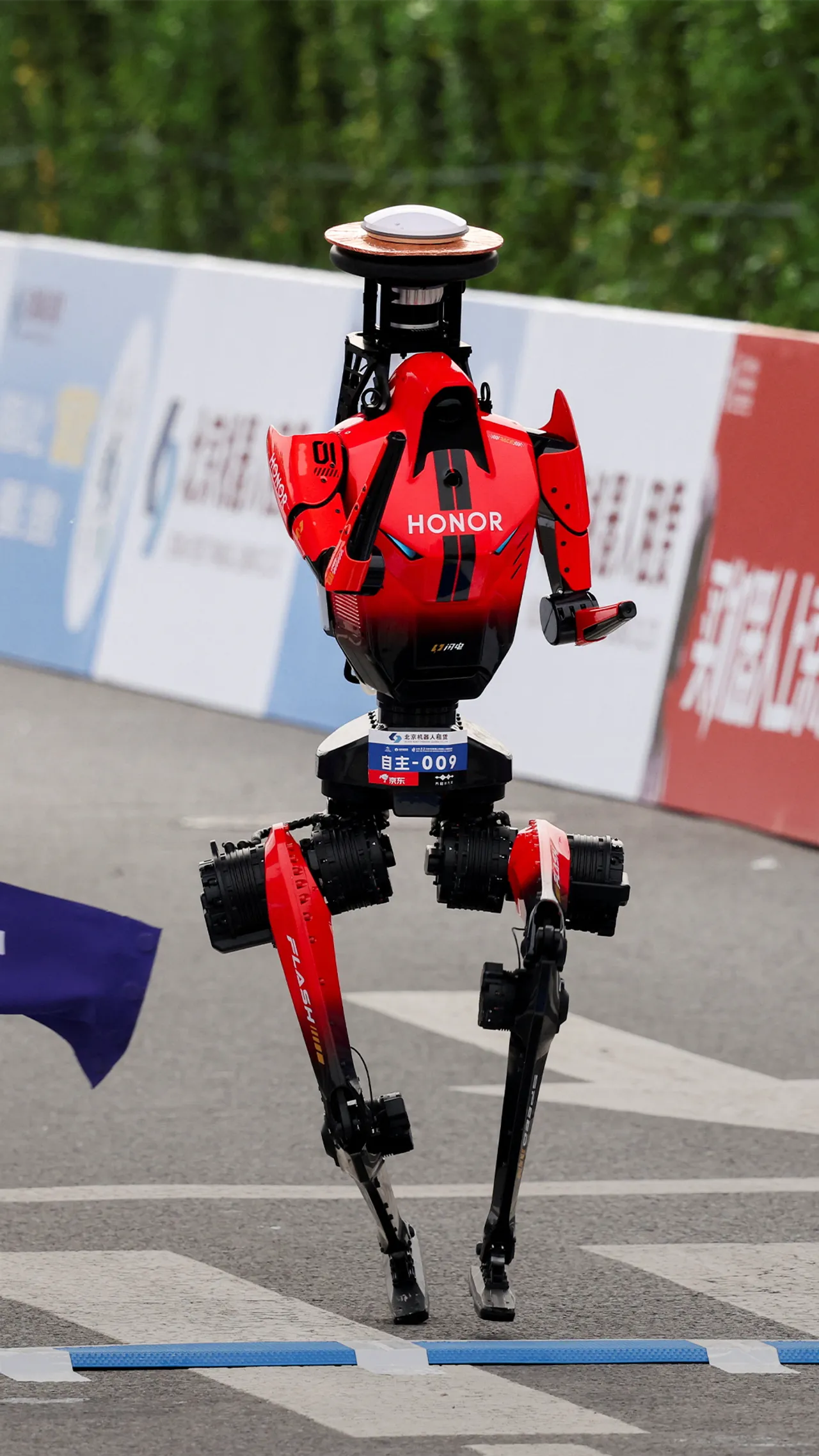 Di China, Robot humanoid lari setengah maraton bersama para pelari manusia