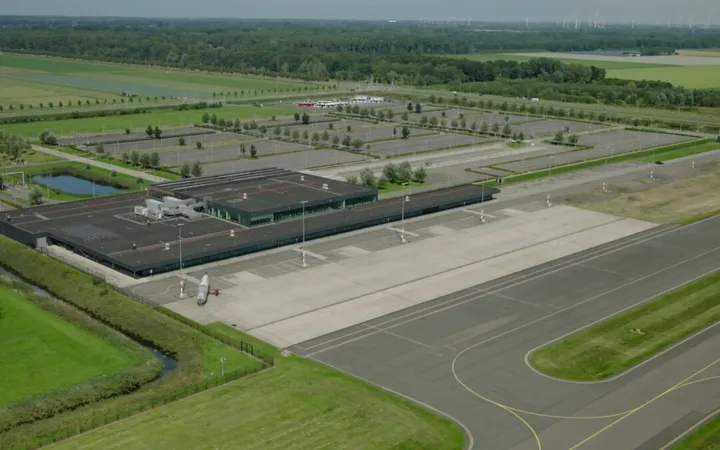 Lelystad Airport moet zijn activiteiten hervatten voor vakantievluchten en als militaire basis