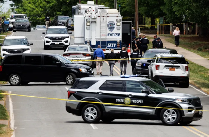 Двајца убиени и петмина ранети тинејџери во претсрелка во Северна Каролина