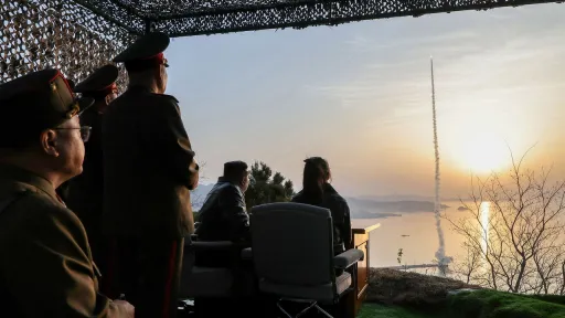 كوريا الشمالية تعلن إطلاق صواريخ بالستية قصيرة المدى بإشراف كيم