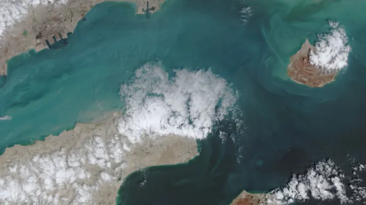 Бангладеш просит Иран пропустить танкер