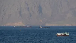 اختلال دوباره در تردد تنگه هرمز در پی محاصره‌های آمریکا و ایران