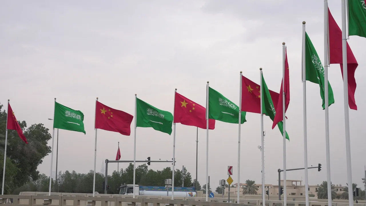 تأکید چین بر عبور عادی کشتی‌ها از تنگه هرمز در گفت‌وگو با ولیعهد عربستان