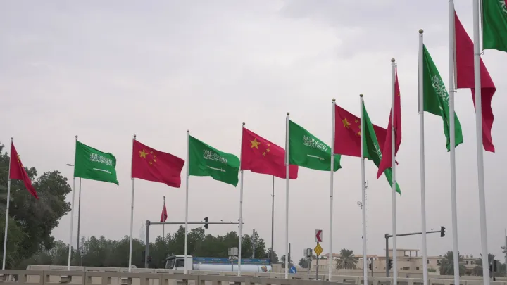 تأکید چین بر عبور عادی کشتی‌ها از تنگه هرمز در گفت‌وگو با ولیعهد عربستان