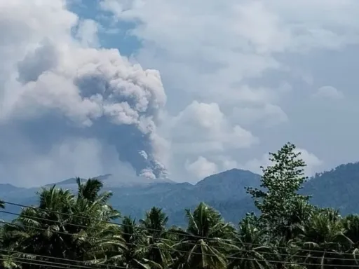 Gunung Dukono kembali meletus, kolom abu vulkanik capai 1,4 kilometer