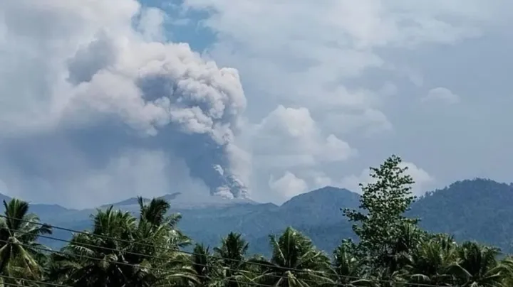 Gunung Dukono kembali meletus, kolom abu vulkanik capai 1,4 kilometer