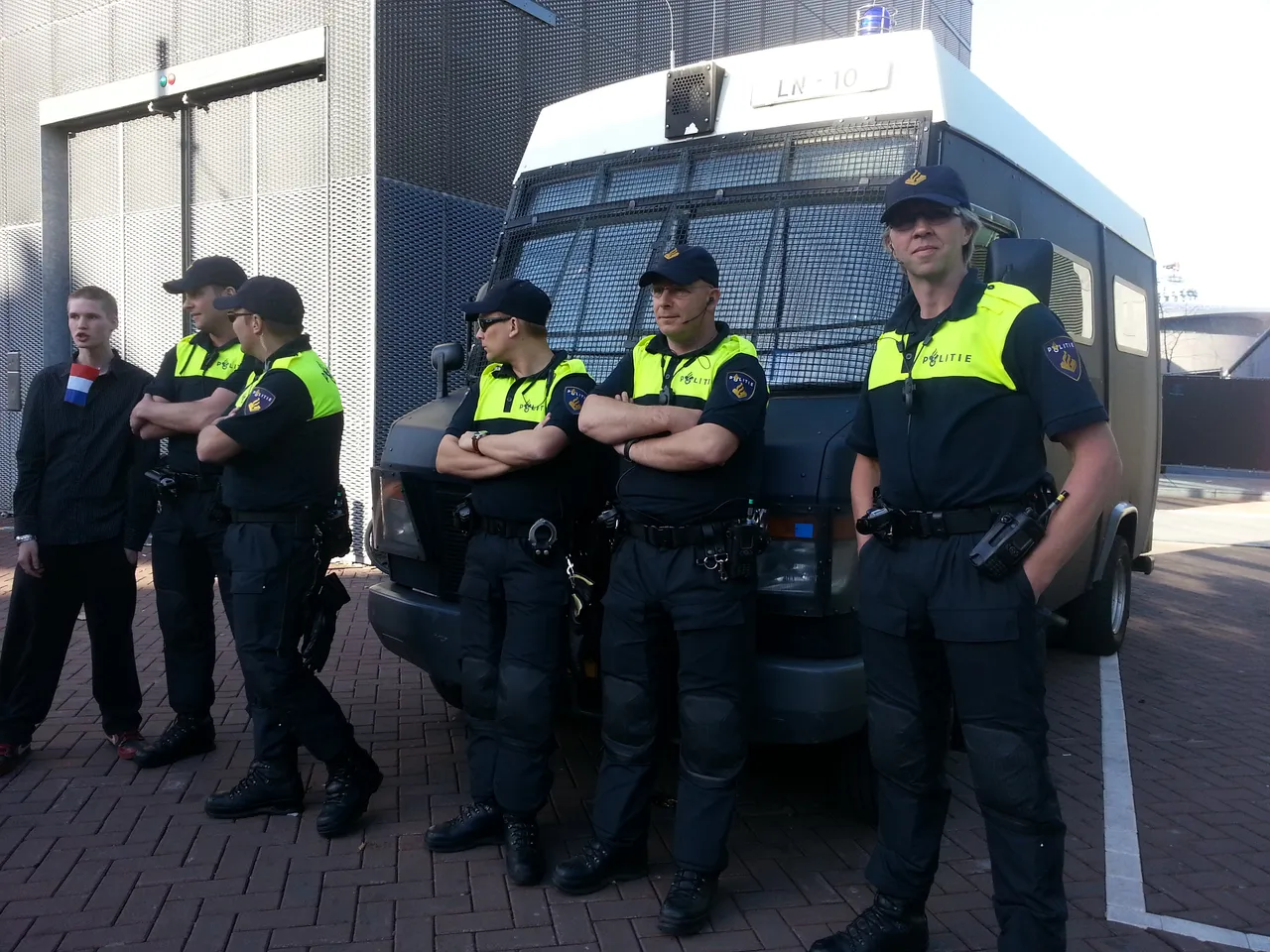 Mobiele eenheid ingezet in Loosdrecht tijdens protest tegen opening asielzoekerscentrum