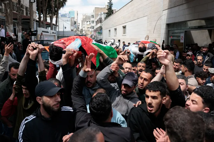 4 شهداء برصاص جيش الاحتلال والمستوطنين ومحاولة لطرد مزارعين فلسطينيين من قرية المغير بالضفة