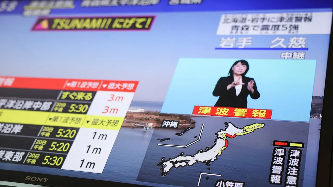 Poderoso sismo de 7.4 abala o Japão, desencadeia tsunami e interrompe serviços do comboio-bala