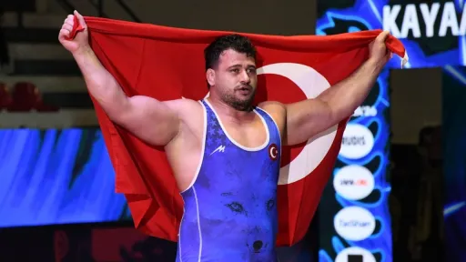 ذهبية تاريخية تضع قايا ألب في صدارة أساطير المصارعة الأوروبية