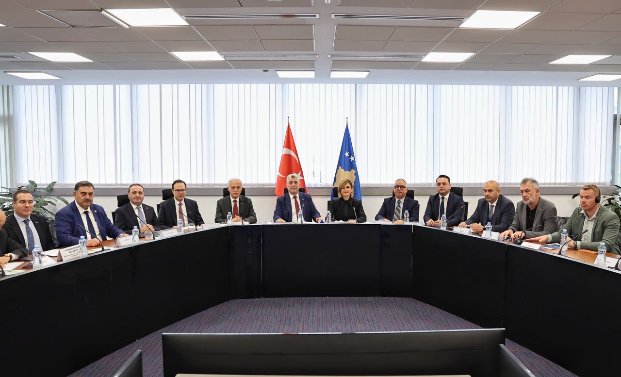 Kusari Lila me homologun turk Bolat  Marrëdhëniet Kosovë Türkiye të forta dhe me besim të ndërsjellë