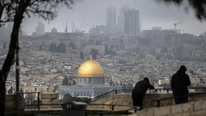 Pushtues izraelitë sulmojnë Xhaminë Al-Aksa në Jeruzalem mes tensioneve