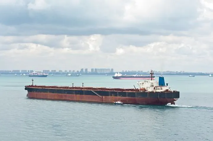 إندونيسيا تدرس فرض رسوم في "مضيق ملقا" وسنغافورة تعترض