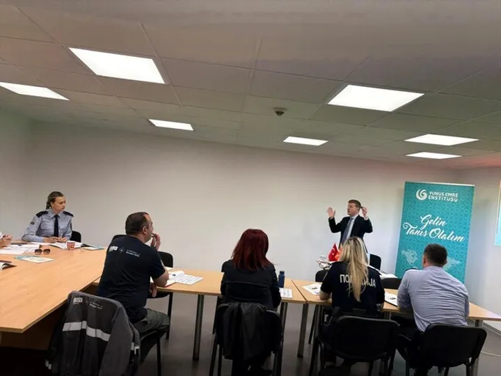 Институтот „Јунус Емре“ во Скопје со курсеви по турски јазик за вработените на аеродром и царина