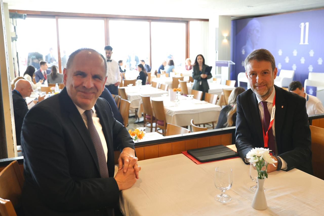 Ministri Hoxha takon homologun grek  Mirëpresim mbështetjen për zgjerimin e BE së