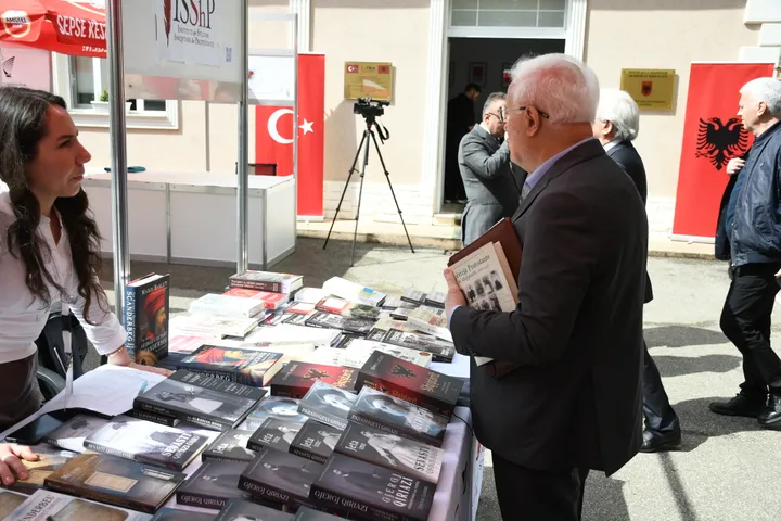 Shqipëri, hapet Panairi i Librit Akademik dhe Shkencor