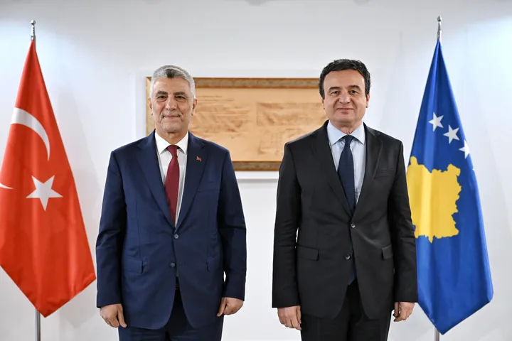 Kryeministri Kurti priti në takim ministrin e Tregtisë të Türkiyes, Bolat