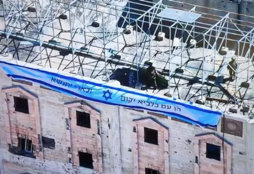 Israel pampang bendera dan spanduk provokatif di RS Indonesia Gaza yang sudah hancur total