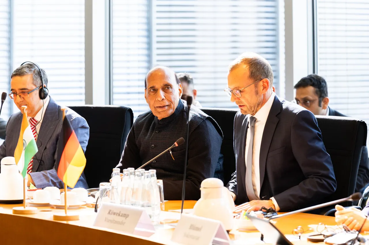 बर्लिन में राजनाथ सिंह बोले हॉर्मुज़ में व्यवधान भारत के लिए बड़ा संकट