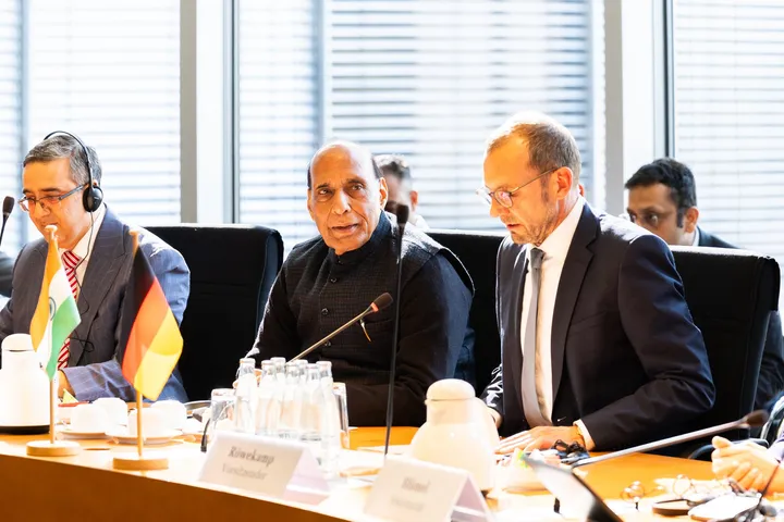 बर्लिन में राजनाथ सिंह बोले हॉर्मुज़ में व्यवधान भारत के लिए बड़ा संकट