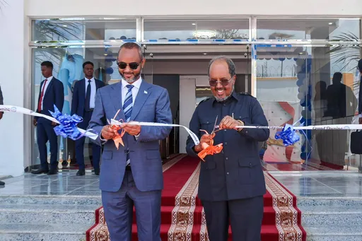 Madaxweyne Xasan Sheekh oo xarigga ka jaray dhismaha cusub ee Wasaaradda Dekadaha & Gaadiidka Badda