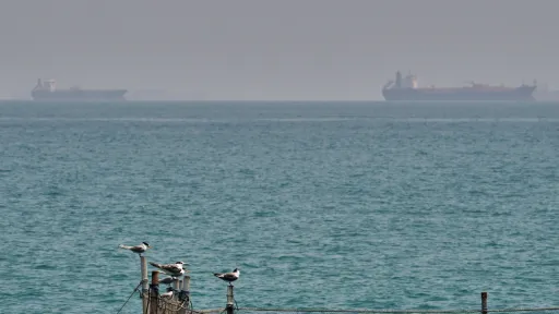 واشنطن تشدد الحصار البحري على إيران.. وطهران تحتج على احتجاز سفينة