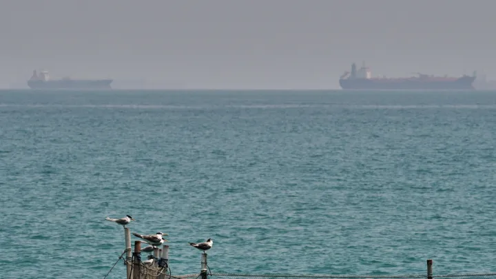 واشنطن تشدد الحصار البحري على إيران.. وطهران تحتج على احتجاز سفينة