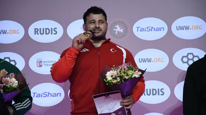 Əfsanəvi güləşçi R.Kayaalp rekord qələbəyə imza atdı