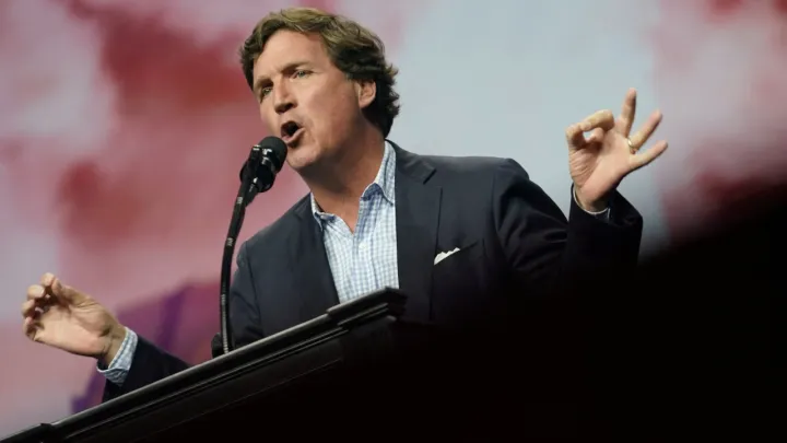 Такер Карлсон извинился за поддержку Трампа