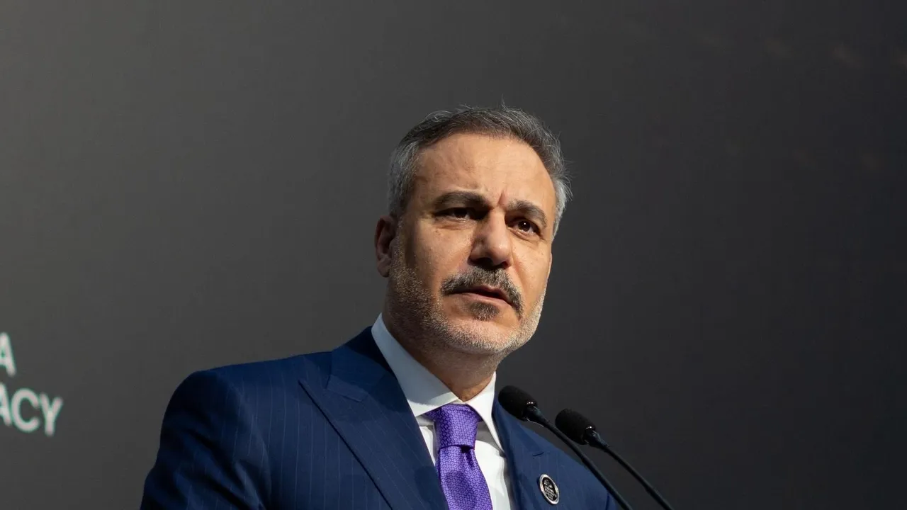 وزیر امور خارجه ترکیه فردا برای سفر رسمی دو روزه به بریتانیا می‌رود