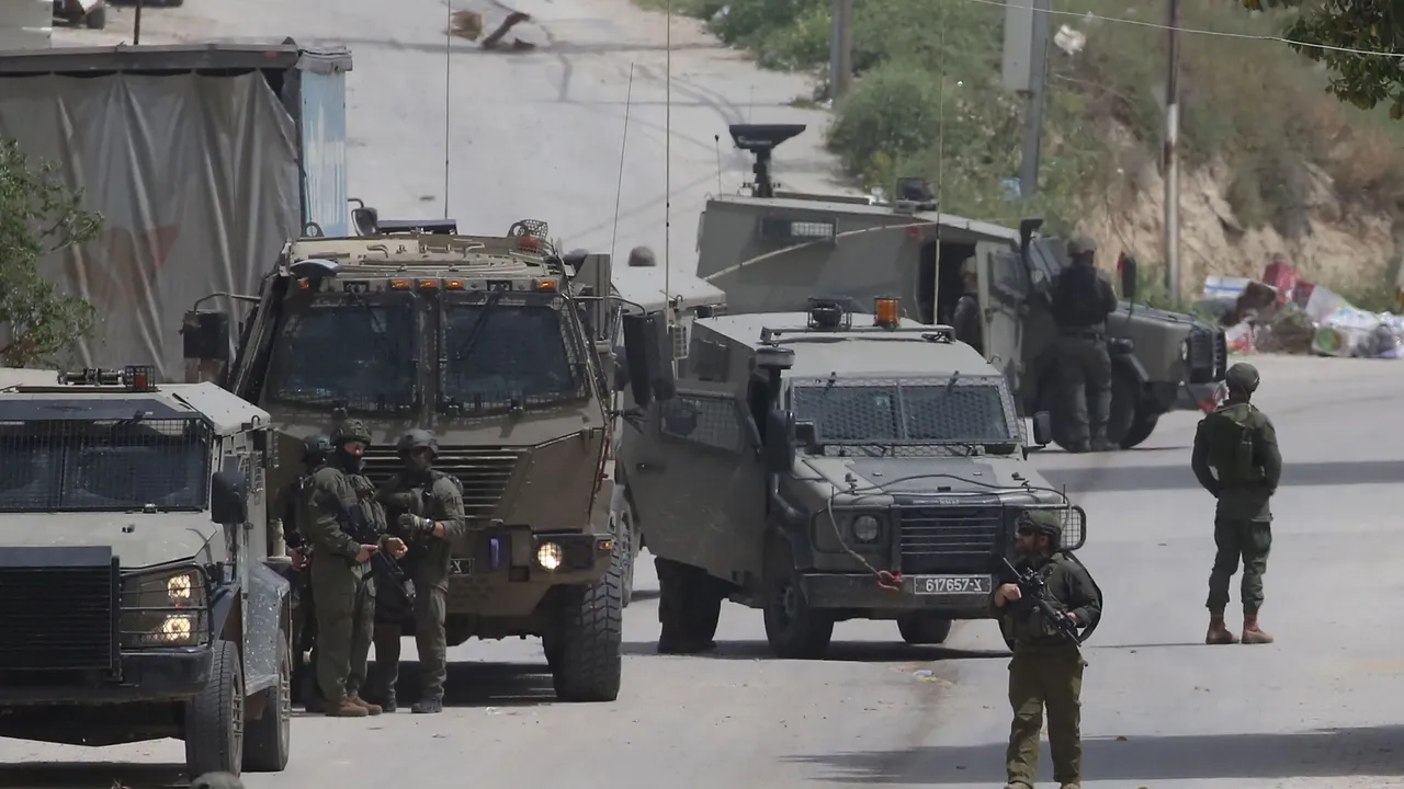 الضفة.. جيش الاحتلال يصيب فلسطينياً في نابلس وسط اعتداءات للمستوطنين واقتحامات للأقصى