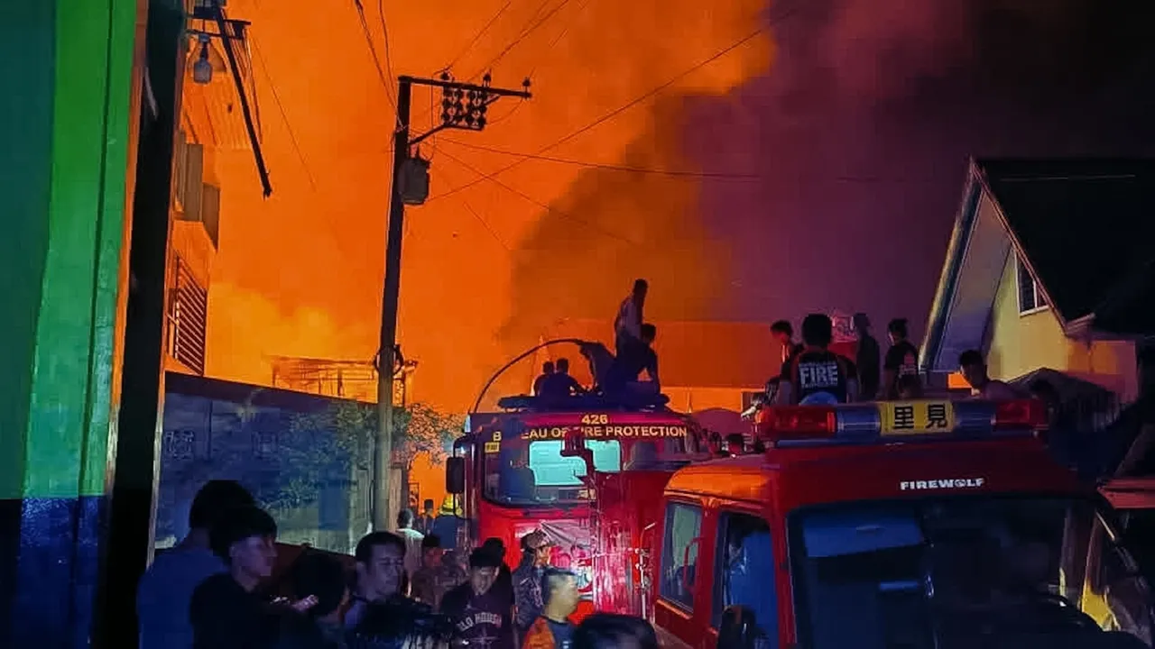 Incêndio destrói dezenas de casas nas Filipinas, deixando centenas de desalojados