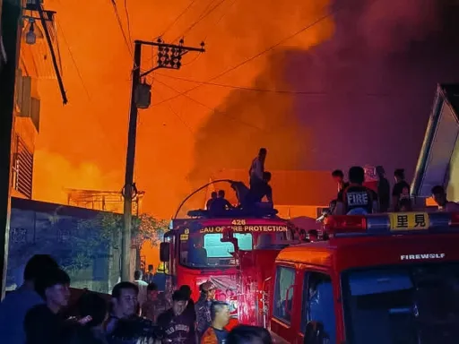 Incêndio destrói dezenas de casas nas Filipinas, deixando centenas de desalojados