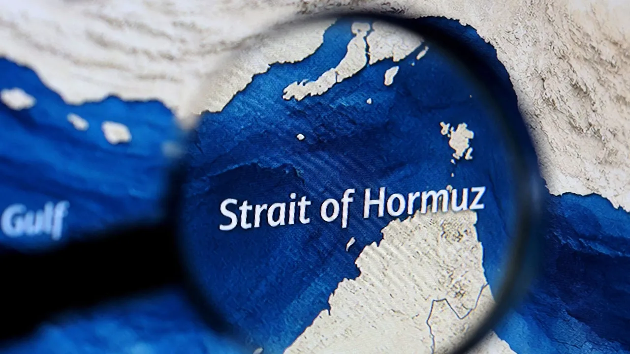 Иранские СМИ угрожают повреждением кабелей в Ормузском проливе