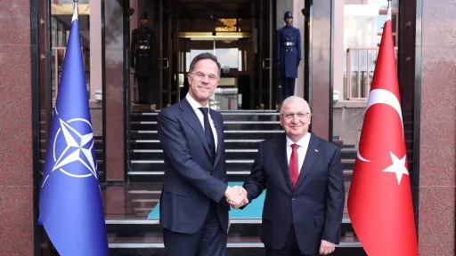 وزير الدفاع التركي يلتقي الأمين العام للناتو في أنقرة