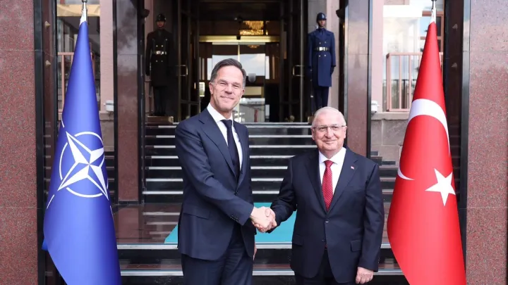 وزير الدفاع التركي يلتقي الأمين العام للناتو في أنقرة