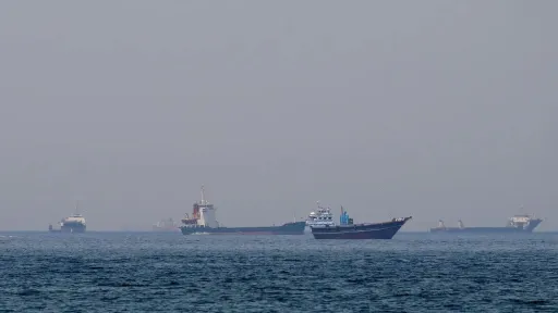 تحركات دولية لإعادة فتح هرمز.. وترمب: إيران تريد بقاءه مفتوحاً لتحقيق مكاسب مالية